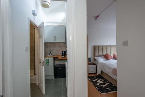 Modern Studio Apartments in Bromley, Greater London near Tesco and Sundridge Park Station - Tap to explore photos