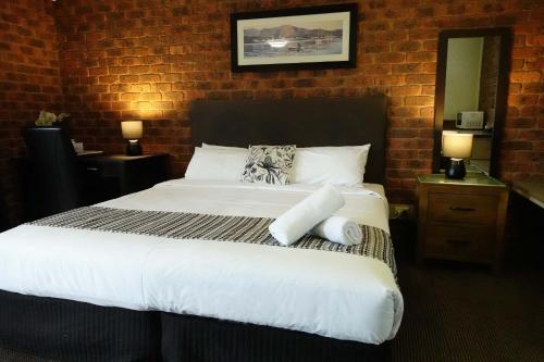 Admiral Motor Inn Room Type - Deluxe King Room
