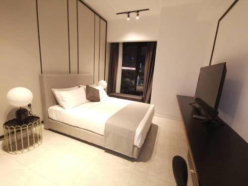 Bukit Bintang Axon Residences 3R2B 3Queens Beds - Tap to explore photos