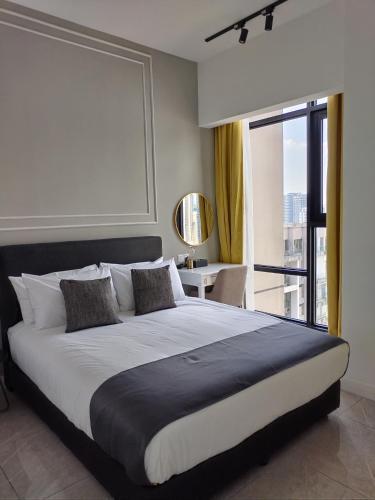 Bukit Bintang Axon Residences 3R2B 3Queens Beds - Tap to explore photos