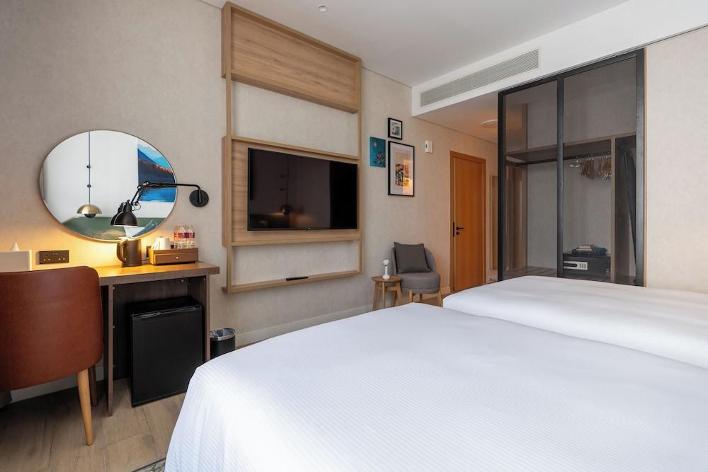 West Walk Retaj Hotel Room Type - Deluxe Twin Room