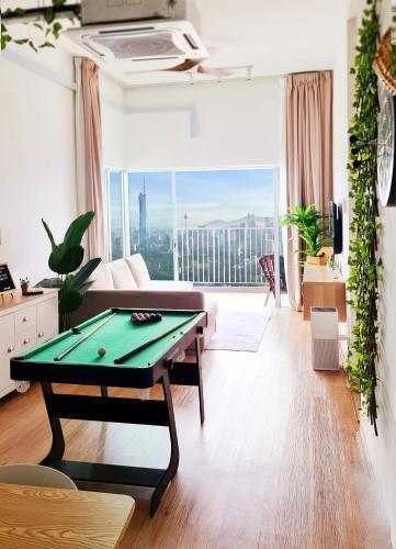 Mimi Cozy Homestay, 3R3B KLCC View with PLAYSTATION 4, NETFLIX, WiFi 6, Pool Table, Home Cinema - Tap to explore photos