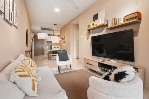 Cozy Apartment with KLCC View & 1 Min to LRT Station - Tap to explore photos