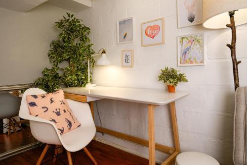 Charming Basement Suite with Private Entrance Near Subway, Koreatown & UofT Room Type - Double Room with Private Bathroom