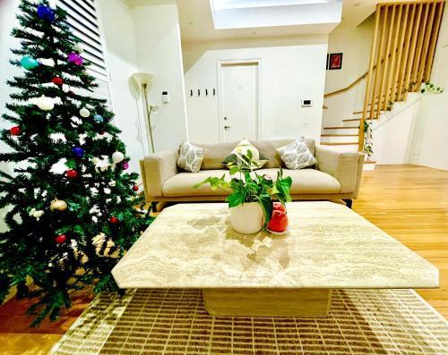Spacious Room with Ensuite next to Coburg Station, Non Smoking House - Tap to explore photos