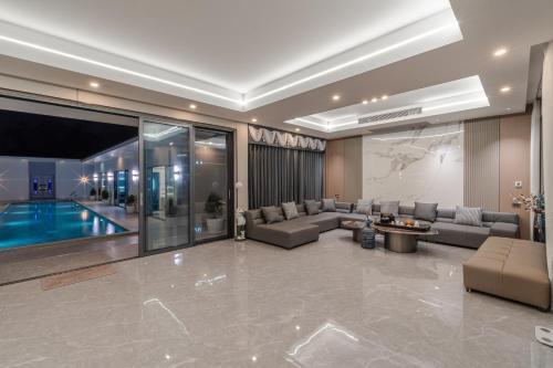 6 bedroom-independent swimming pool and powerful KTV - Tap to explore photos