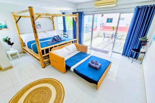Beach Front Queen's Castle - Kid friendly, Holiday like Royalty - Tap to explore photos