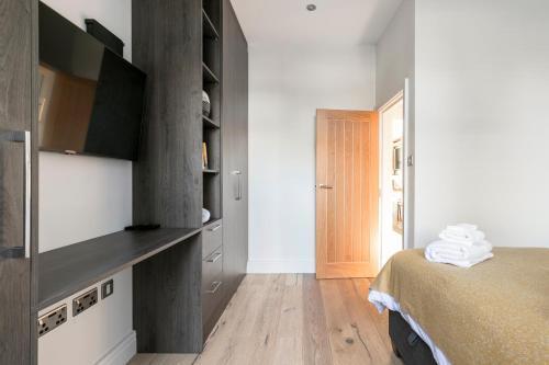 Recent Refurb, 2 Stops to Central London Bond Street, Netflix - Tap to explore photos