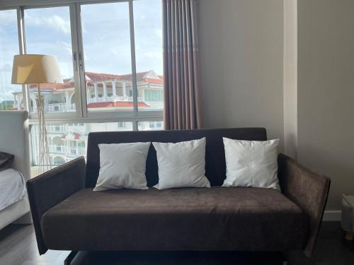 Beautiful top floor corner studio in Phuket center - Tap to explore photos