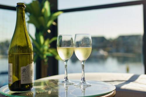 Marina Magic Getaways - Your Waterfront Retreat - Tap to explore photos