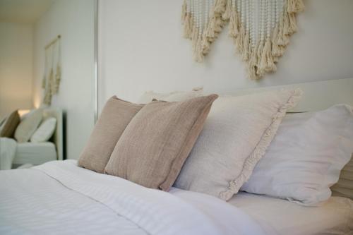 Marina Magic Getaways - Your Waterfront Retreat - Tap to explore photos