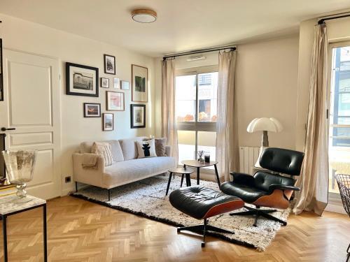 LuxeLevallois chic stay with balcony 800 meters from Paris - Tap to explore photos