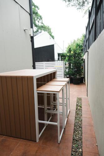 Bushland setting close to Sydney CBD- stand alone apartment - Tap to explore photos