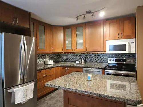 Modern East York Retreat 20 mins to DT Toronto - Tap to explore photos