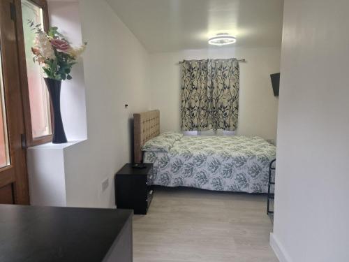 Studio Flat on Straight Road, Harold Hill, - Tap to explore photos