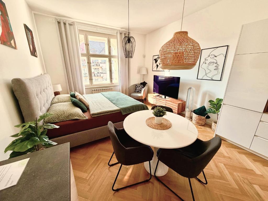 ESMOA apartments - Ovenecká, Praha 7 - plně vybaven - Tap to explore photos