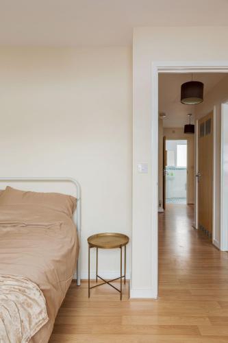 Spacious Heathrow 2-Bed with Central London Access - Free Parking - Tap to explore photos