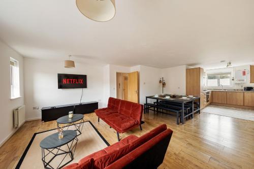 Spacious Heathrow 2-Bed with Central London Access - Free Parking - Tap to explore photos