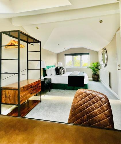Modern 5 Bed 3 Bath House - Tap to explore photos