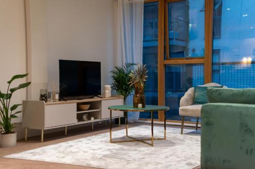 Cosy 2 Bed Hackney Apartment Sleeps 8 - Tap to explore photos
