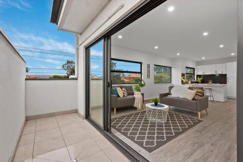 Stylish 2BR Close to CBD, Airport & Car Park - Tap to explore photos