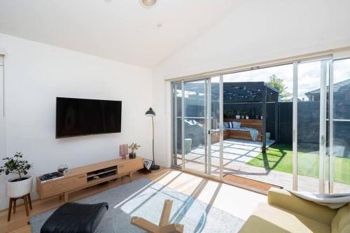 Spacious light-filled 3BD sanctuary in Northcote - Tap to explore photos