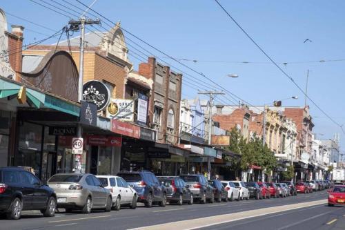 Spacious light-filled 3BD sanctuary in Northcote - Tap to explore photos