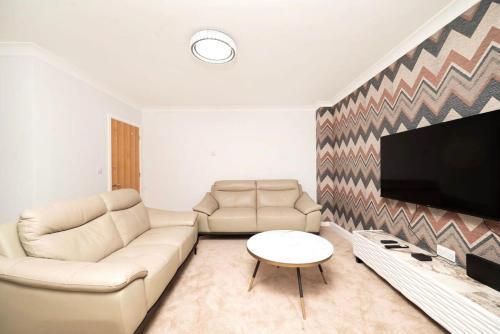 Chic and Spacious 3BR Family Home with Garden - Tap to explore photos