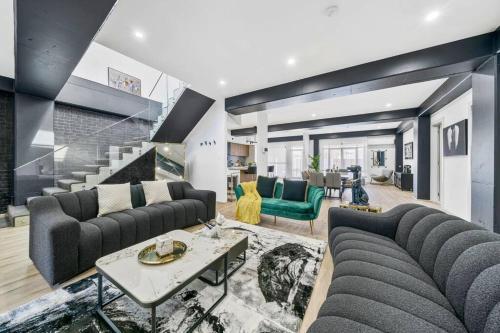 King’s Deluxe in Newtown - Tap to explore photos