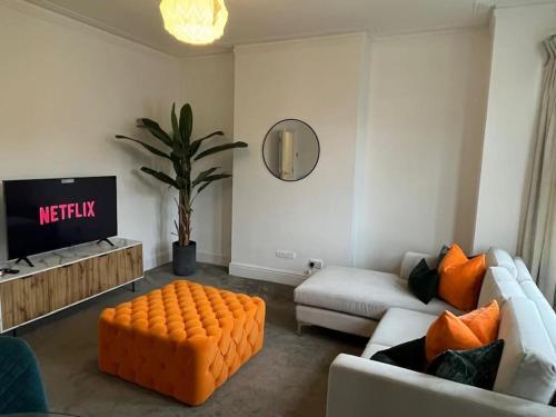 Beautiful 2 Bed Centrally Located Flat Close to 3 Stations - Tap to explore photos