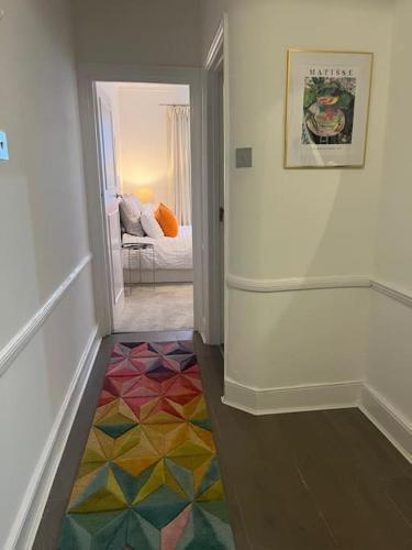 Beautiful 2 Bed Centrally Located Flat Close to 3 Stations - Tap to explore photos