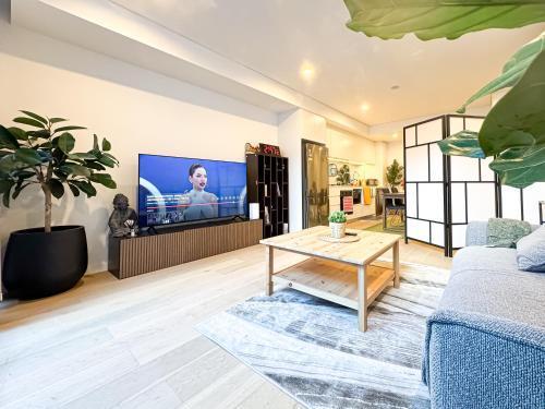Brand new Kingbed apartment free Netflix & parking - Tap to explore photos