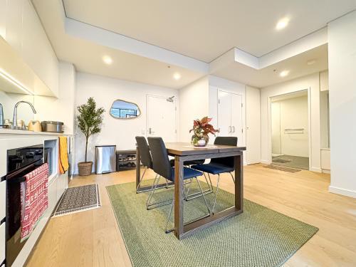 Brand new Kingbed apartment free Netflix & parking - Tap to explore photos