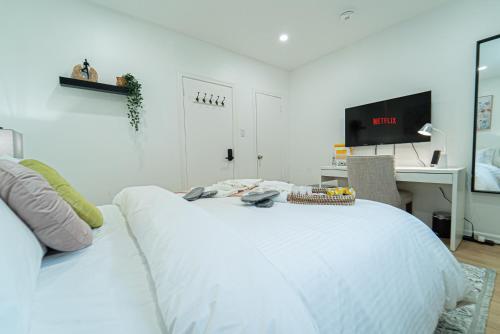 Room with Working space, equipped kitchen, Comfortable bed - Tap to explore photos