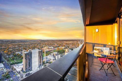 Highrise Skyline Spectacular View Luxury 2B2B1C