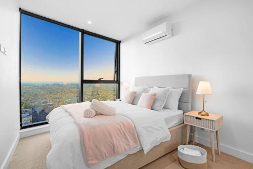 Highrise Skyline Spectacular View Luxury 2B2B1C - Tap to explore photos