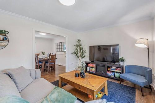 Heritage 3BR Etobicoke Gem, Sherway Gardens, BBQ - Tap to explore photos
