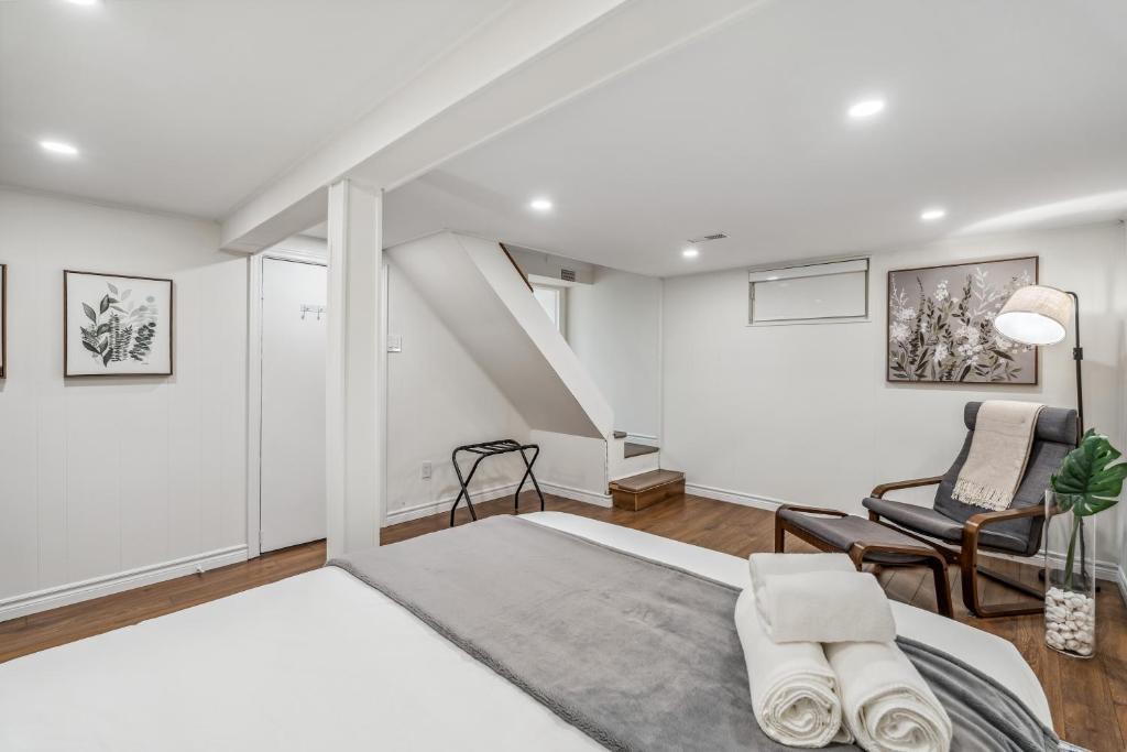 Heritage 3BR Etobicoke Gem, Sherway Gardens, BBQ - Tap to explore photos