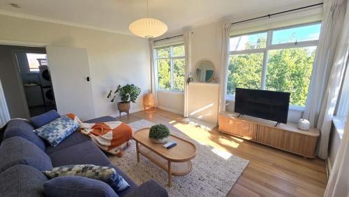 City Escape - Peace at Elsternwick - Tap to explore photos