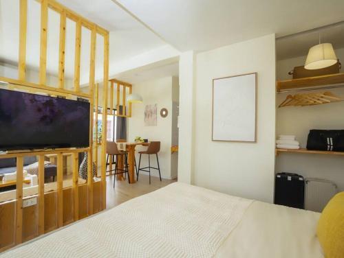 Cozy studio room for 3 guests at Center-Silom - 5B - Tap to explore photos