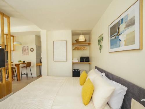 Cozy studio room for 3 guests at Center-Silom - 5B - Tap to explore photos