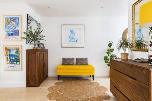 En-suite luxury large bedroom with parking and two tickets to Kew Gardens - Tap to explore photos