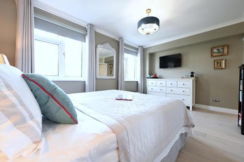En-suite luxury large bedroom with parking and two tickets to Kew Gardens - Tap to explore photos