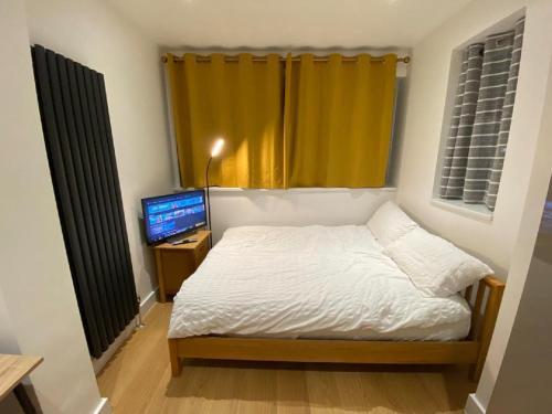 Double Bedroom with en-suite shower & free parking - Tap to explore photos