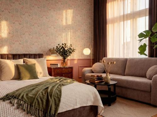 TurnKey I Antonin Dvorak Apartments Room Type - Deluxe Queen Studio 