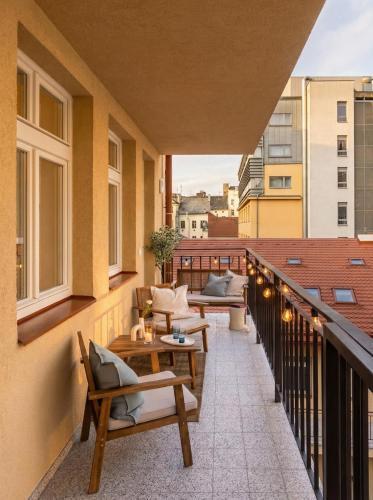 TurnKey I Antonin Dvorak Apartments Room Type - Deluxe Queen Studio 