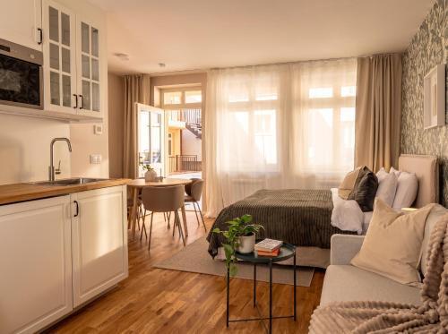 TurnKey I Antonin Dvorak Apartments Room Type - Queen Studio