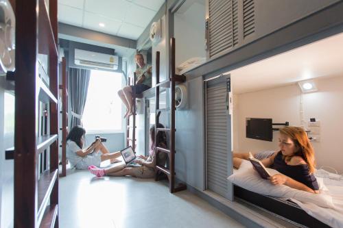 P168 Hostel Samui Room Type - Double Capsule Bed with Window