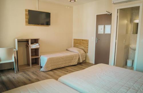HOTEL IN PARIS Room Type - Comfort Triple Room with Shower