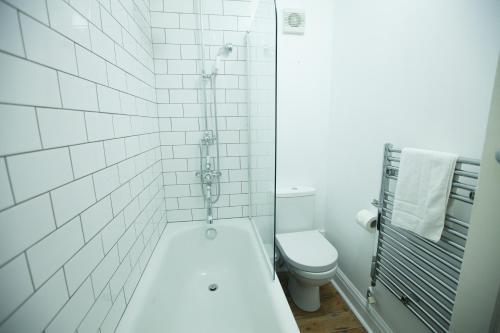 Richmond Modern Apartment - Tap to explore photos